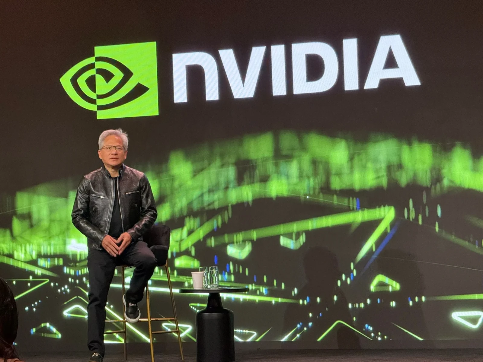 Jensen Huang plantea cortar el suministro de chips a desarrolladores de IA insegura