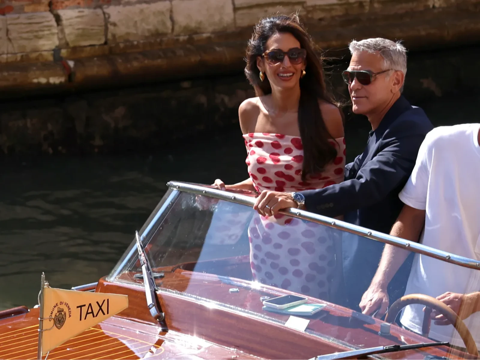 Amal Clooney impone su fórmula de estilo durante el Festival de Cine de Venecia