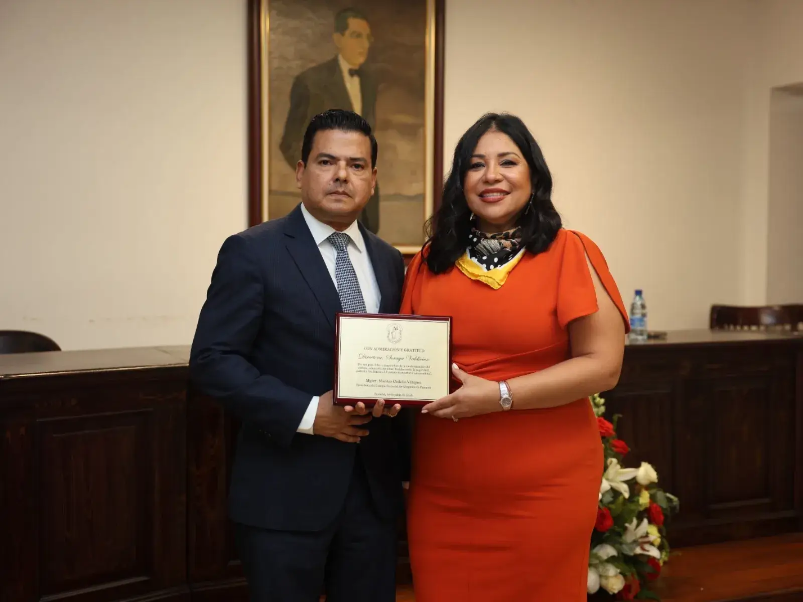 Directora de aduanas recibe reconocimiento del Colegio Nacional de Abogados