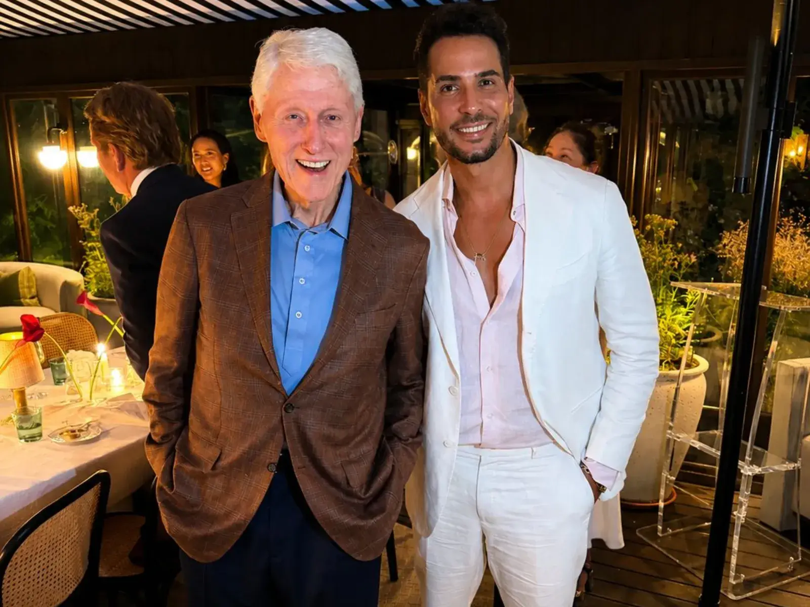 El artista panameño Javier Gomez Credidio se reencuentra con el presidente Bill Clinton 20 años después en exclusiva celebración privada por sus 80 años en Londres