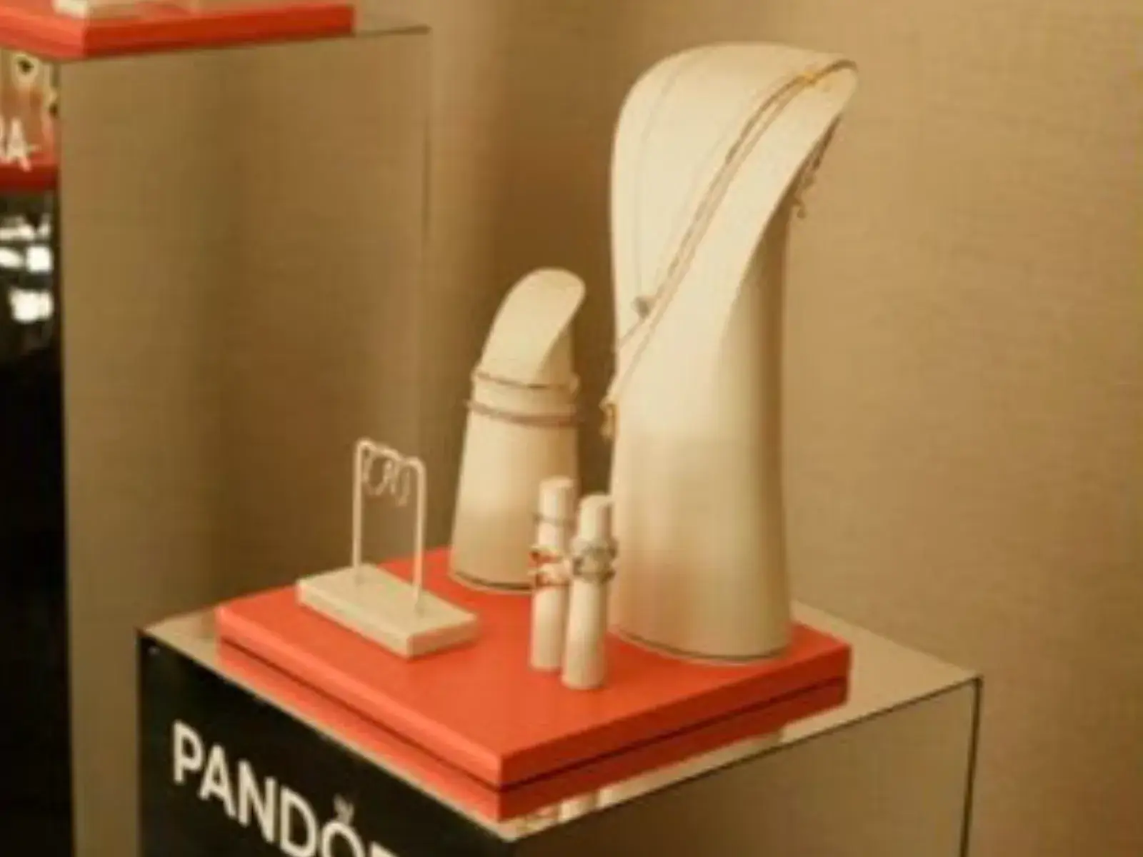 Playa, estilo y momentos para recordar: Pandora celebra la autoexpresión a través de un viaje de verano inolvidable