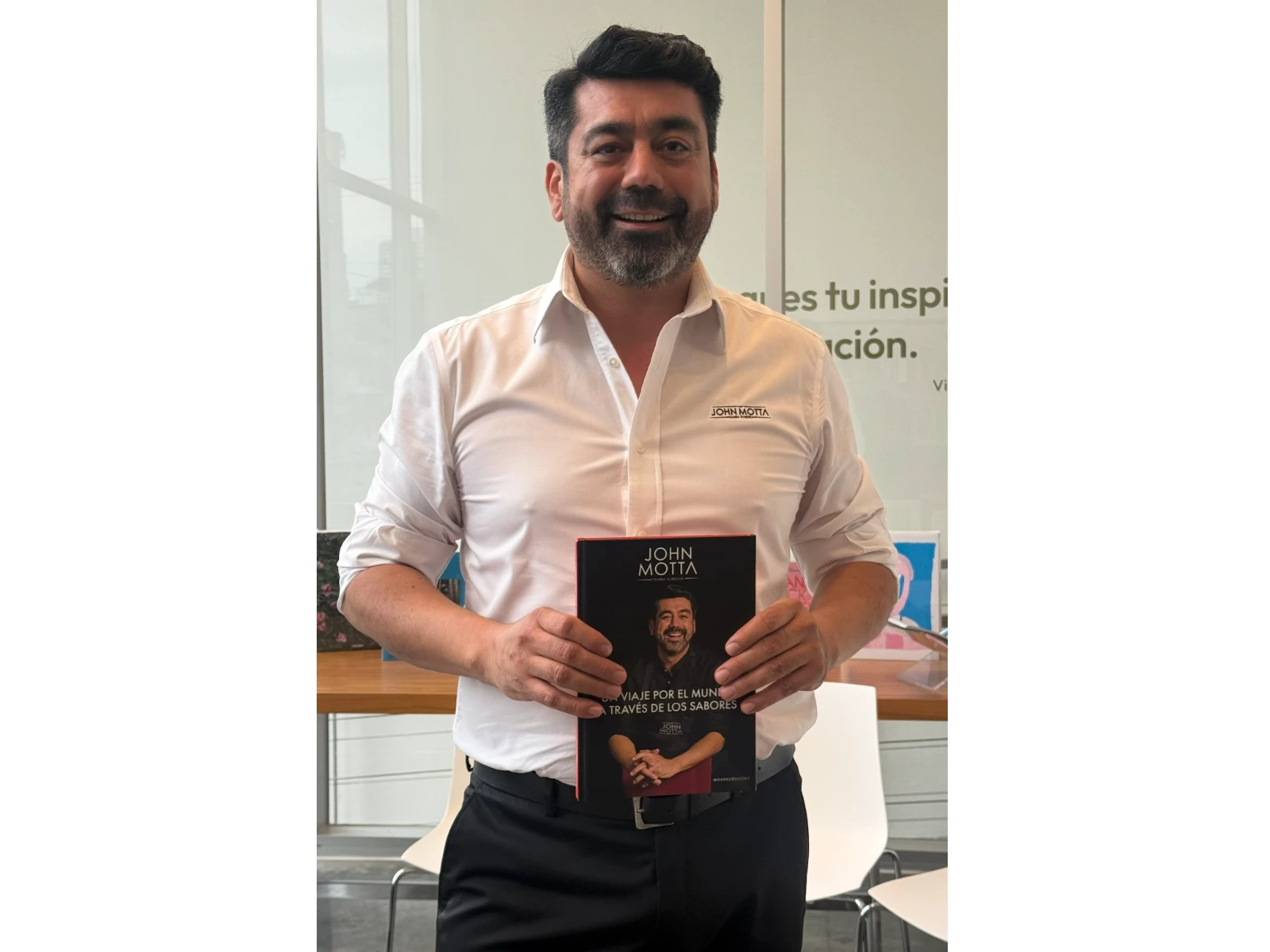John Motta presenta Un viaje por el mundo a través de los sabores, su primer libro de cocina